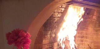 Πίτσα στο τζάκι